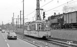 GT 4 Tw 496 der Stuttgarter Straßenbahnen trifft in Untertürkheim auf Lok 16 der GES. (10.1976) <i>Foto: Burkhard Wollny</i>