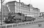 GES Lok 16 (AEG, Baujahr 1928) beim manuellen Kohlefassen vor dem Stammhaus der Kakao- und Schokoladenfabrik Eszet (Staengel & Ziller) in Untertürkheim.  (10.1976) <i>Foto: Burkhard Wollny</i>