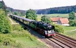 50 622 mit Sonderzug D 18606 von Amberg nach Nürnberg nahe der Blockstelle Mainshof zwischen Sulzbach-Rosenberg und Neukirchen. (19.06.1985) <i>Foto: Joachim Bügel</i>