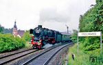 Nach einem ergiebigen Regenschauer erscheint 01 1100 mit Sonderzug D 18626 nach Nürnberg in Etzelwang. (20.06.1985) <i>Foto: Joachim Bügel</i>