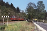 Eine dreiteilige 798-Einheit auf der Strecke Grenzau - Altenkirchen zwischen Puderbach und Reichenstein. (13.05.1980) <i>Foto: Peter Schiffer</i>