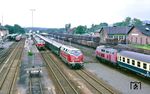 Da die Dampfloks 1985 nur bis Bayreuth fahren durften, wurde die Reststrecke nach Neuenmarkt-Wirsberg mit Diesel gefahren. Am 29. Juni 1985 waren gleich zwei Sonderzüge aus Nürnberg unterwegs, die von V 200 002 (D 18601 bzw. 18600) und V 160 003 (D 18611 bzw. 18610) bespannt wurden. Rechts fährt ein Planzug aus Hof mit einer 218 in den Bahnhof ein. (29.06.1985) <i>Foto: Joachim Bügel</i>