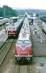 V 200 002 und V 160 003 mit zwei Sonderzügen im Bahnhof Neuenmarkt-Wirsberg. (29.06.1985) <i>Foto: Joachim Bügel</i>