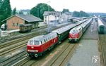 Als erster Sonderzug verlässt V 160 003 den Bahnhof Neuenmarkt-Wirsberg für eine zusätzliche Fahrt über die Schiefe Ebene nach Marktschorgast. Rechts steht V 200 002 mit dem Sonderzug D 18600 nach Nürnberg. (29.06.1985) <i>Foto: Joachim Bügel</i>