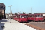 795 616 (links) aus Au/Sieg begegnet dem abfahrbereiten 798 634 nach Westerburg im Bahnhof Altenkirchen. (21.02.1980) <i>Foto: Peter Schiffer</i>