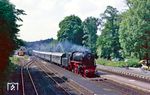 23 105 fährt mit D 18607 nach Amberg durch den Bahnhof Sulzbach-Rosenberg. (30.06.1985) <i>Foto: Joachim Bügel</i>