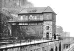 Das Wärterstellwerk "Sw" an den westlichen Ein- und Ausfahrgleisen des Güterbahnhofs von Wuppertal-Steinbeck. Ganz links vor der Mauer steigt das Streckengleis nach Wupeprtal-Cronenberg an, rechts unten verlaufen die Gleise der BME. (1928) <i>Foto: RVM (Eckler)</i>