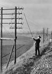 Herstellen einer Fernsprechverbindung auf der freien Strecke. (1931) <i>Foto: RVM</i>