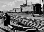 Während des Zweiten Weltkrieges wurde eine neue Zuggattung, der sogenannte Schnellzug für Fronturlauber (SF-Zug) geschaffen, die ausschließlich für Wehrmachtsangehörige reserviert war. Das Bild zeigt den SF-Zuges 886/986, der zwischen Brest(-Litowsk) und Orel verkehrte im Bahnhof Brest-Litowsk. Der Bahnhof war im Zweiten Weltkrieg Grenzbahnhof zwischen "Generalgouvernement" und "Ostland", heute zwischen Polen und Weißrußland. (1942) <i>Foto: RVM (Ittenbach)</i>