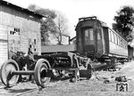 Ein polnischer Schnellzugwagen ist aufgebockt, um die Drehgestelle mit neuen Achsen zu versehen.  (1942) <i>Foto: RVM (Ittenbach)</i>