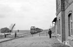 V 122 (MaK, Baujahr 1961) der Braunschweig - Schöninger Eisenbahn mit einem Güterzug in Lucklum. Sie war übrigens die einzige Diesellok der Bahn. (08.05.1964) <i>Foto: Gerd Wolff</i>