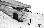 Bei Nürnberg kam dieser Schwertransport auf abschüssiger Strecke ins Rutschen. Dabei stürzte ein Fahrgestell über einem Durchlass in die Tiefe, während das andere unmittelbar darüber in der Luft hängen blieb - letztlich noch Glück im Unglück, dass nicht der ganze Transport abstürzte. (1941) <i>Foto: RVM</i>