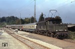 194 107 ist soeben mit einem Eilzug aus München, den sie ab Freilassing bespannte, im Kreuzungsbahnhof Bayrisch Gmain eingetroffen. (11.09.1979) <i>Foto: Peter Schiffer</i>