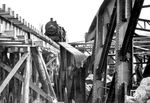 38 2071 kam vom Bw Betzdorf in den Osten. Hier befährt sie eine etwas abenteuerliche Behelfsbrücke in der Ukraine. Bei Kriegsende stand sie in Kirn in der französischen Zone. Sie verblieb in der SWDE, der Betriebsvereinigung der Südwestdeutschen Eisenbahnen in Speyer. 1960 wurde sie beim Bw Landau/Pfalz ausgemustert. (1942) <i>Foto: Privatfoto</i>