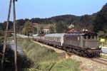 144 187 mit einem Nahverkehrszug bei Höpfling auf der Strecke Traunstein - Ruhpolding. (02.09.1979) <i>Foto: Peter Schiffer</i>