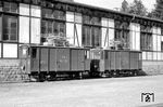 Die beiden Triebwagen Fe 2/2 21 und 22 (Baujahre 1903) der Trogenerbahn (TB), die ab 1934 als Xe 2/2 bezeichnet und Ende der 1960er Jahre ausgemustert wurden. Die Trogenerbahn betrieb eine elektrische meterspurige Eisenbahn vom Bahnhof St. Gallen über Speicher nach Trogen sowie ein Elektrizitätswerk. (14.09.1962) <i>Foto: Gerd Wolff</i>