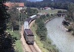 Die Eisenbahnlinie Traunstein - Ruhpolding schlängelt sich bei Eisenärzt am Ufer der Traun entlang. (01.09.1979) <i>Foto: Peter Schiffer</i>