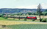 Ab Bayreuth galt 1985 weiterhin ein Dampfverbot, sodass V 200 002 die Reststrecke der D 18601 bis Neuenmarkt-Wirsberg übernehmen musste, hier bei Trebgast. (03.07.1985) <i>Foto: Joachim Bügel</i>
