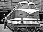 Abfahrauftrag für V 180 017 (LKM, Fabrik-Nr. 275017, Baujahr 1963) im Berliner Ostbahnhof.  (10.1964) <i>Foto: Historische Sammlung der Deutschen Bahn AG</i>
