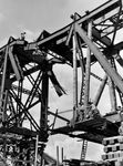 Reparatur an einer gesprengten Eisenbahnbrücke, die wieder angehoben wurde. Die gesprengten Flussbrücken waren ein ernstes Problem für den Nachschub der deutschen Wehrmacht. Man behalf sich entweder mit Pionierbrücken oder wie am Dnjepr mit einem Fährbetrieb.  (1942) <i>Foto: RVM (Ittenbach)</i>