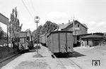 T 53 setzt mit dem Kupplungswagen für die aufgebockten Normalspurgüterwagen im Bahnhof Steinhude um. (06.06.1964) <i>Foto: Gerd Wolff</i>
