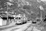 Die Locarno-Ponte Brolla-Bignasco-Bahn (LPB), italienisch Ferrovia Locarno–Ponte Brolla–Bignasco, im deutschen Sprachraum auch als "Maggiatalbahn" bezeichnet, war eine schweizerische Schmalspurbahn, die von Locarno am Lago Maggiore nach Bignasco im Maggiatal führte. Für die Betriebseröffnung 1907 wurden 3 baugleiche elektrische Triebwagen des Typs BCFe 4/4 mit den Nummern 1-3 beschafft. Der mechanische Teil stammte von der Maschinenbau-Gesellschaft Nürnberg, der elektrische Teil von der Maschinenfabrik Oerlikon. Die 16 m langen Fahrzeuge hatten bei einem Gesamtgewicht von 28 Tonnen eine Stundenleistung von 160 PS. Durch die Umstellung auf Gleichstrombetrieb in den Jahren 1925/26 wurde die Lesitung auf 244 PS erhöht, zugleich erhöhte sich auch das Gesamtgewicht auf 29,7 Tonnen. Die Höchstgeschwindigkeit betrug 45 km/h. Hier steht Tw Nr. 3 auf 416 m Höhe im Bahnhof Cevio, 23 km nordwestlich von Locarno im oberen Maggiatal. (10.10.1964) <i>Foto: Gerd Wolff</i>