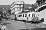 Tw 3 der Lugano-Ponte-Tresa-Bahn in Ponte Tresa. Der Zug wird gleich die Straße kreuzen. (14.10.1964) <i>Foto: Gerd Wolff</i>