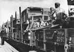 Soldaten begleiten ihre Fahrzeuge während eines Eisenbahntransports in der Ukraine. Gerade während des Zweiten Weltkriegs gab es wohl keinen deutschen Truppenteil, der nicht mit der Eisenbahn transportiert wurde.  (1942) <i>Foto: RVM (Ittenbach)</i>