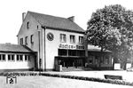 Das neue Empfangsgebäude von Aachen Nord, am Endpunkt der Strecke aus Jülich. Trotz schwerer Beschädigungen Ende 1944 blieb das Haupt- und alle Nebengebäude bis zur Stillegung der Strecke am 30. Mai 1980 unverändert. Lediglich der Bahnhofs-Schriftzug war zu DB-Zeiten nicht mehr vorhanden.  (1937) <i>Foto: RVM</i>