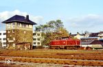 Auch Jahr später gab es noch gepflegte Dieselloks. Dazu gehörte sicherlich auch 211 066 vom Bw Krefeld, die hier am alten Fahrdienstleiter-Stellwerk "L" (tatsächlich ohne "f") aus dem Bw-Bereich in Remscheid-Lennep fährt. (29.10.1986) <i>Foto: Joachim Bügel</i>
