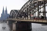 012 063 vor einem Sonderzug nach Remscheid-Lennep mit dem Kölner Wahrzeichen auf der Hohenzollernbrücke. (24.03.1973) <i>Foto: Peter Schiffer</i>