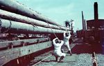 Holzverladearbeiten durch den Reicharbeitsdienst bei der Reichsbahn. Mit zunehmenden Verlauf des Krieges wurde ihre Tätigkeiten durch Kriegsgefangene oder Zwangsarbeiter ersetzt. (1940) <i>Foto: RVM-Filmstelle Berlin</i>
