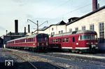 427 001 (rechts) und 425 418 im Bw Tübingen. Die 1964 in Dienst gestellten Triebwagen der Baureihe 427 waren bis zu ihrer Ausmusterung im Jahr 1985 ausschließlich im Großraum Stuttgart eingesetzt. Der ET 25 (ab 1968: 425) wurde bereits ab 1930 für den süddeutschen Nahverkehr bei der Deutschen Reichsbahn entwickelt. Bei der DB AG wurde die Baureihe 425 mittlerweile wieder neu vergeben. (04.09.1973) <i>Foto: Wolfgang Bügel</i>