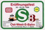 Am 29. Mai 1988 wurde mit 82 km die längste S-Bahn-Linie in Deutschland – die S 8, auch Ost-West-S-Bahn genannt – auf gesamter Länge von Hagen Hauptbahnhof bis Mönchengladbach Hauptbahnhof in Betrieb genommen. Gemessen an der Streckenlänge ist auch das S-Bahn-Netz Rhein-Ruhr das größte S-Bahn-Netz Deutschlands. Zur Eröffnung der S 8 wurde damals dieser Aufkleber verteilt. (1988) <i>Foto: Slg. Dr. Hans-Jürgen Vorsteher</i>