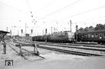 Die Kornwestheimer E 50 059 (Krupp/AEG, Baujahr 1961) mit einem Güterzug in Bretten. (24.06.1962) <i>Foto: Helmut Röth</i>