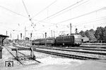 E 10 194 (Bw Frankfurt/M-1) fährt mit D 235 (Innsbruck - Lindau - Stuttgart - Frankfurt - Siegen - Dortmund) durch Bretten. (24.06.1962) <i>Foto: Helmut Röth</i>