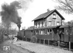 99 7203 räuchert sich beim Halt im Bahnhof Fahrenbach auf der Meterspurstrecke Mosbach - Mudau selbst ein. (16.04.1964) <i>Foto: Walter Eckard</i>