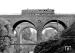 Ein Triebwagen auf der Allebrücke in Allenstein/Ostpreußen (heute: poln. Olsztyn). Es handelt sich mit ziemlicher Sicherheit um einen der beiden, zunächst der RBD Osten zugeteilten 4achsigen WUMAG-Triebwagen 757 oder 758 (spätere VT 66 901 oder 902), die anfangs nur 2 Kühleraufbauten besaßen. Hinter der Brücke ist die Burganlage von Allenstein aus dem 13. Jahrhundert zu erkennen. (1929) <i>Foto: RVM</i>
