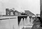Am 1. August 1867 wurde eine kombinierte Straßen- und Eisenbahnbrücke über den Rhein zwischen Ludwigshafen und Mannheim eröffnet. Bereits 1906 wurde festgestellt, dass die Brücke in ihren Abmessungen zu klein geworden war. Es dauerte jedoch bis 1928, um mit den Planungen einer Erweiterung zu beginnen. Eine neue Eisenbahnbrücke wurde 1931/32 direkt neben der bestehenden Brücke errichtet. Die alte Eisenbahnbrücke (ganz links) wurde für den Straßenverkehr umgebaut. Die Belastungsprobe fand mit mehreren Loks der Baureihe 43 vom Bw Mannheim Rbf (u.a. 43 021) statt. (1932) <i>Foto: RVM</i>