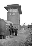 Scheinbar völlig normal gestalten sich die Abläufe am Rangierstellwerk III im Güterbahnhof von Berlin-Grunewald in den letzten Tagen des Zweiten Weltkriegs. Es sind die letzten Fotos Walter Hollnagels aus Berlin.  (04.1945) <i>Foto: Walter Hollnagel</i>