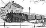 Nächster Halt des Sonderzuges im Bahnhof Kohlstetten. (12.1976) <i>Foto: Burkhard Wollny</i>