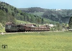ÖBB 1041.24 + 1189.09 mit einem Güterzug auf der Salzkammergutbahn bei Traunkirchen. (16.05.1979) <i>Foto: Peter Schiffer</i>