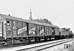 Der Stückgut-Schnellverkehr war die Antwort der DRG auf die wachsende Konkurrenz durch den LKW. Bereits 1927 wurde von der Deutschen Reichsbahn ein Konzept entwickelt, das ein flächendeckendes Netz zum beschleunigten Stückguttransport vorsah. Zur beschleunigten Bedienung des Stückgutverkehrs wurden besondere Fahrzeugeinheiten in Leichtgüterzügen (Leig) geschaffen, die entsprechend als "Stückgut-Schnellverkehr" beschriftet waren. Wesentlich für den Betriebsablauf war, dass die Stückgüter bereits während der Fahrt sortiert werden konnten. So konnte der Transport zu einem Sortierbahnhof (Stückgutumladebahnhof) vermieden werden. Je Doppelwagen befand sich in einem Wagen der „Eingang“, im anderen Wagen nur der „Ausgang“ der Waren. In den 1970er Jahren konnte das Konzept des Stückgut-Schnellverkehrs nicht mehr mit dem immer flexibler werdenden Lkw- und kombinierten Verkehr mithalten und wurde schrittweise aufgegeben. Das Bild zeigt den Leig-Zug 5606, der auf dem Laufweg Stettin - Berlin eingesetzt wurde, bespannt mit einer pr. P 4.2 (Baureihe 36) vom Bw Stettin Gb. (1932) <i>Foto: RVM</i>