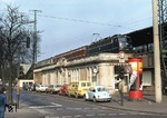 110 437-1 rauscht mit einem Schnellzug Dortmund - Frankfurt durch den Bahnhof Köln-West. (24.03.1980) <i>Foto: Peter Schiffer</i>