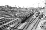 E 44 043 (Bw Stuttgart) verlässt mit P 1044 den Bahnhof Mühlacker. Die Lok war 1936 nach Hirschberg in Schlesien geliefert worden und wurde am 30.11.1983 in Würzburg ausgemustert. (24.06.1962) <i>Foto: Helmut Röth</i>