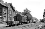Der Rollbock-Güterzug mit T 53 in Bad Rehburg. Nachdem Anfang 1964 der Personenverkehr hier eingestellt wurde, folgte der Güterverkehr am 18. August 1970. (06.06.1964) <i>Foto: Gerd Wolff</i>