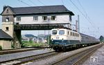Auch die Baureihe 141 war 1985 noch präsent: Die Hagen-Eckeseyer 141 287 vor E 3160 am Wärterstellwerk "Gw" in Düsseldorf-Gerresheim. Im Hintergrund befinden sich die Anlagen der Gerresheimer Glashütte. (25.07.1985) <i>Foto: Wolfgang Bügel</i>