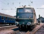 E 10 122 (Bw Köln-Deutzerfeld) passte mit ihrem Zug in Frankfurt/M Hbf nicht mehr an den Bahnsteig.  (1959) <i>Foto: Reinhold Palm</i>