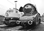 Zwei Loks, die bis heute Kultstatus genießen, treffen im Bw Kassel aufeinander. Die 1957 angelieferte Baureihe 10 stellte den Höhepunkt des Dampfloksbaus bei der DB dar, 14 Jahre später war die Baureihe 103 das Non plus ultra auf deutschen Schienen. (1972) <i>Foto: Reinhold Palm</i>
