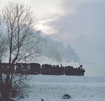 Traditionell startet am letzten Tag des Jahres eine nostalgische Zeitreise mit dem Silvesterzug der Zillertalbahn durch das tiefromantische Zillertal. 1984 war dieser mit den Loks 2 (U) und 5 (Uh), hier bei Schlitters, bespannt. (31.12.1984) <i>Foto: Joachim Schmidt</i>